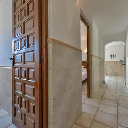 Guzman - Junai Villa